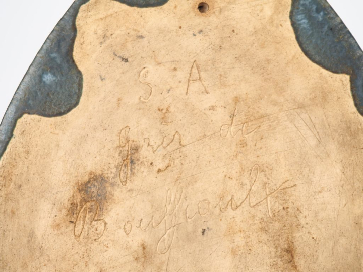 Vide poche Art Nouveau en grès à décor d'otarie. Dim. 12 x 21 cm