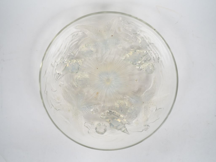 VERLYS.  Coupe Art Déco en verre translucide et opalescent à décor de 