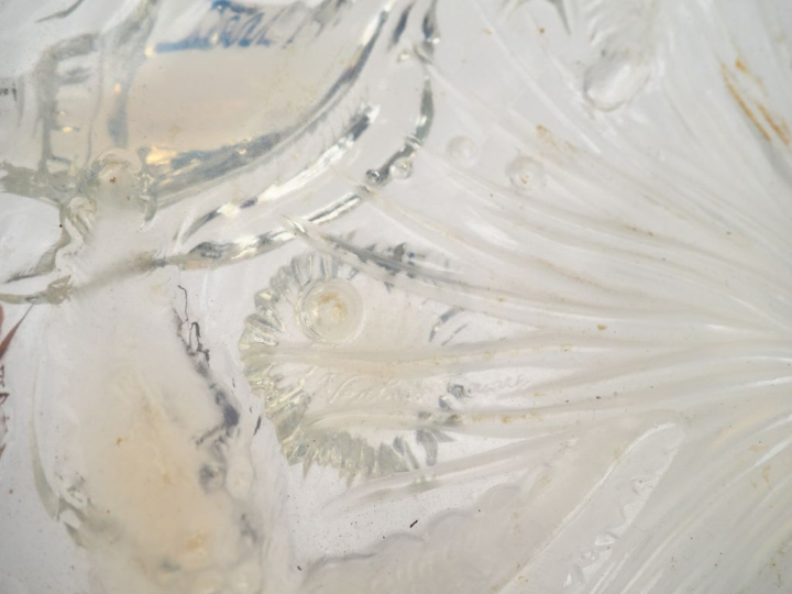 VERLYS.  Coupe Art Déco en verre translucide et opalescent à décor de 