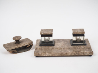 Vente aux enchères Encrier Art Déco en marbre gris et cristal. Dim. 10 x 20 x 29 cm (choc