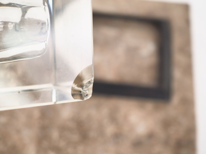 Encrier Art Déco en marbre gris et cristal. Dim. 10 x 20 x 29 cm (choc