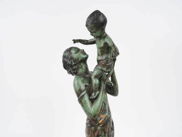 Sculpture 1940 en métal patiné vert et rehaussé d'or "maternité" H. 60
