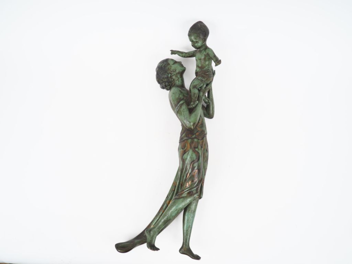 Sculpture 1940 en métal patiné vert et rehaussé d'or "maternité" H. 60