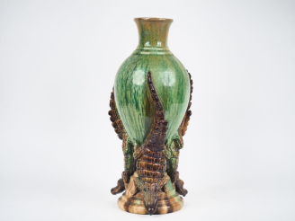 Vente aux enchères Vase 1930 en céramique polychrome à décor de crocodile. H. 41 cm