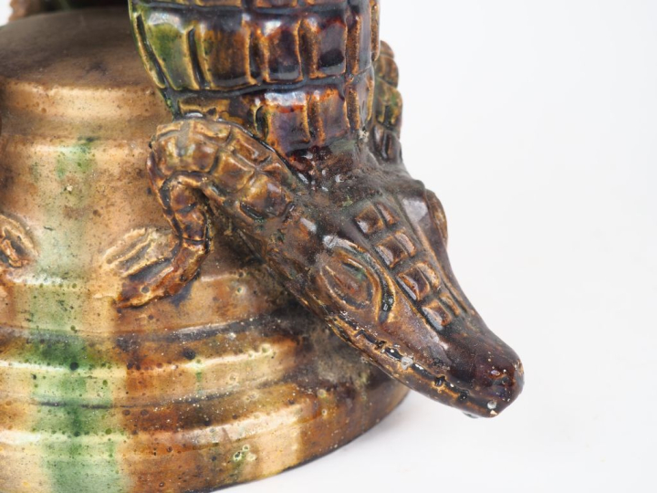 Vase 1930 en céramique polychrome à décor de crocodile. H. 41 cm