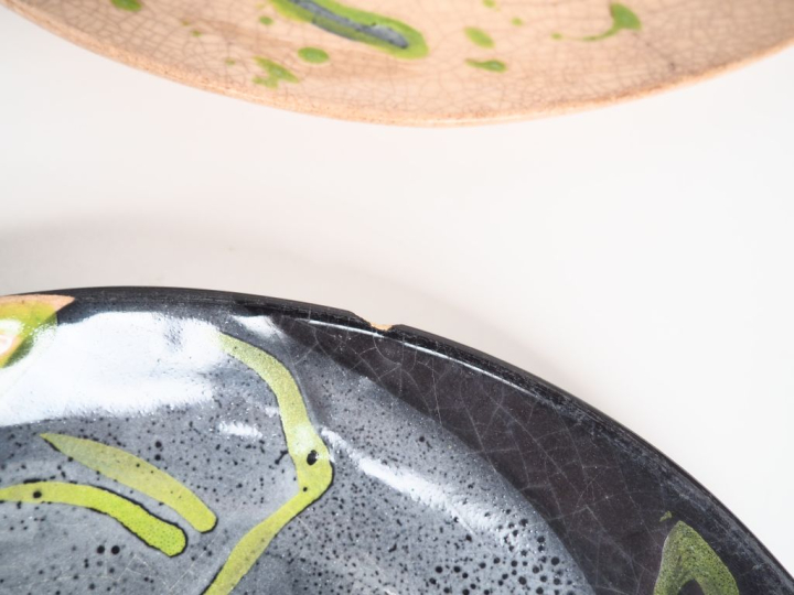 5 assiettes ovales en céramique polychrome. Signées (accidents)