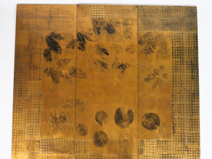 Trois panneaux de laque à décor de fleurs et de feuillage. Signés Dim.