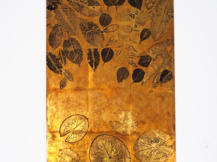 Trois panneaux de laque à décor de fleurs et de feuillage. Signés Dim.