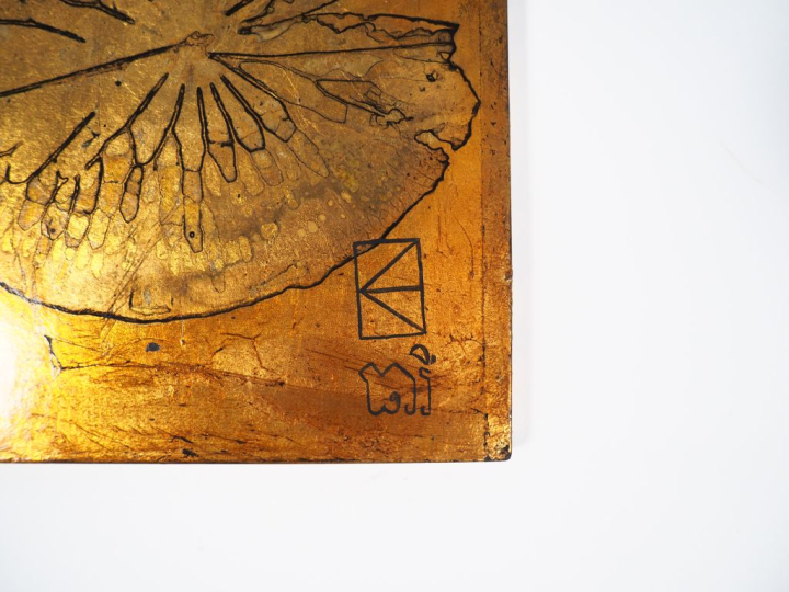 Trois panneaux de laque à décor de fleurs et de feuillage. Signés Dim.