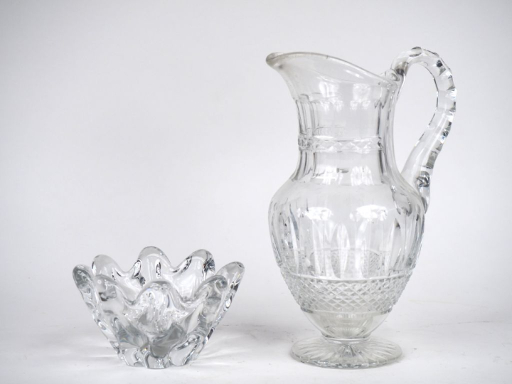 DAUM.  Coupelle en cristal SAINT-LOUIS. Verseuse en cristal taillé