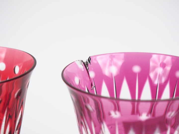 SAINT-LOUIS. 6 verres en cristal taillé bicolores. Signés. H. 20 cm (u