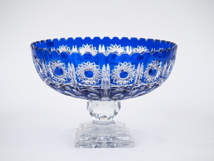 Grand compotier en cristal taillé bicolore à décor de fleurs bleues et