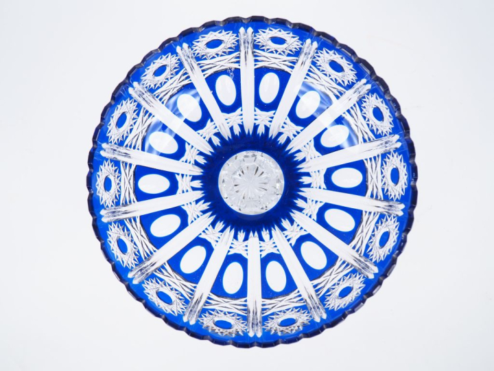 Grand compotier en cristal taillé bicolore à décor de fleurs bleues et