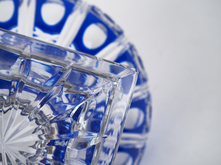 Grand compotier en cristal taillé bicolore à décor de fleurs bleues et