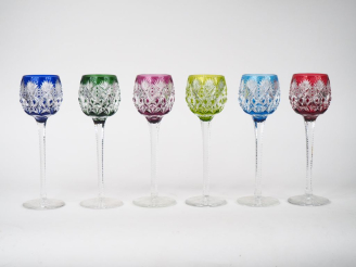 Vente aux enchères SAINT-LOUIS.  Suite de 6 verres à vin du Rhin en cristal taillé bicolo