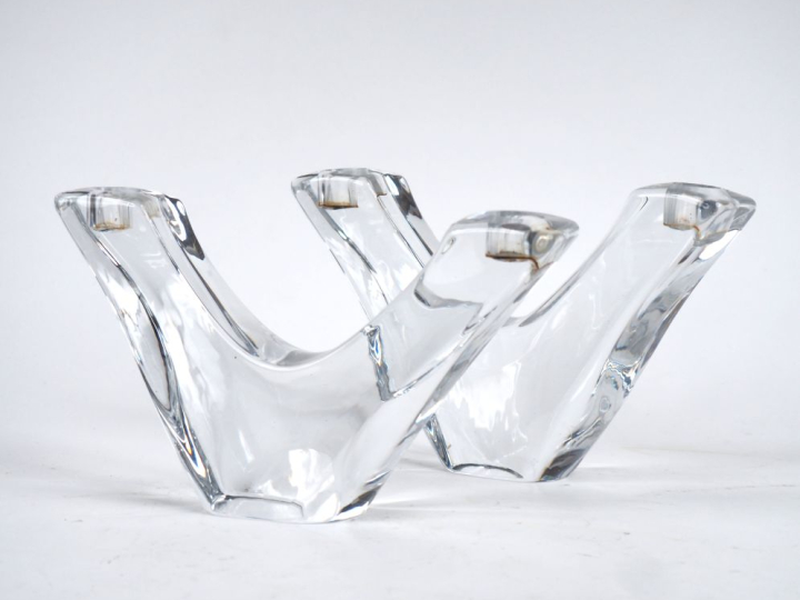 DAUM.  Paire de bougeoirs en cristal.  Signés Dim. 12,5 x 23 cm DAUM. 