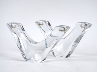 Vente aux enchères DAUM.  Paire de bougeoirs en cristal.  Signés Dim. 12,5 x 23 cm DAUM. 