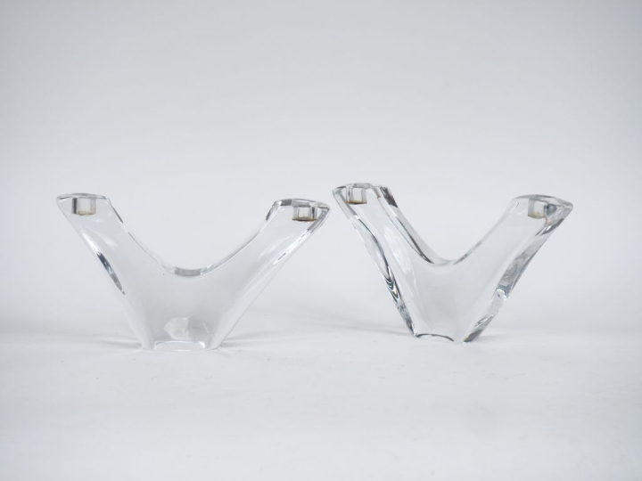 DAUM.  Paire de bougeoirs en cristal.  Signés Dim. 12,5 x 23 cm DAUM. 