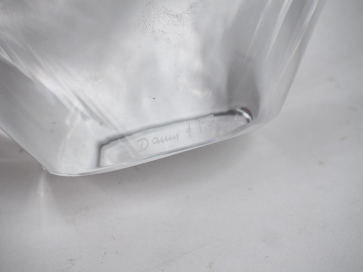 DAUM.  Paire de bougeoirs en cristal.  Signés Dim. 12,5 x 23 cm DAUM. 