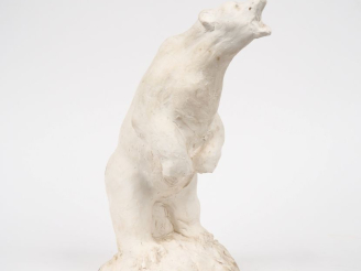 Vente aux enchères Ecole française XXème. "ours hurlant" Sculpture en plâtre H. 31,5 cm