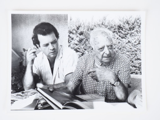 Vente aux enchères AMADO JOVER 1938-2016 Portrait de Brassaï présentant ses livres dont «