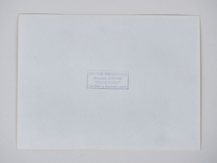 AMADO JOVER 1938-2016 Portrait de Brassaï présentant ses livres dont «