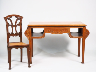 Vente aux enchères Bureau plat Art Nouveau en merisier mouluré et sculpté, à décor de feu