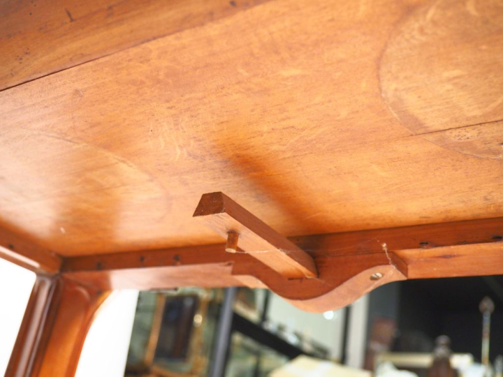 Bureau plat Art Nouveau en merisier mouluré et sculpté, à décor de feu