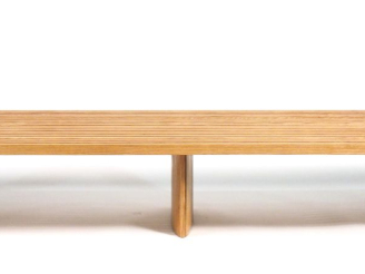 Vente aux enchères Charlotte PERRIAND.  Banquette "Tokyo" en frêne. Modèle créé en 1954 c