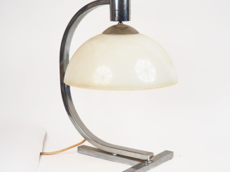 Vente aux enchères Franco ALBINI. Lampe de salon 1970 en métal chromé et composition. H. 