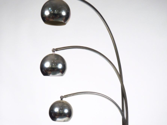 Vente aux enchères Gioffredo REGGIANI. Lampadaire 1970 dit "Muguet"  en métal chromé, écl