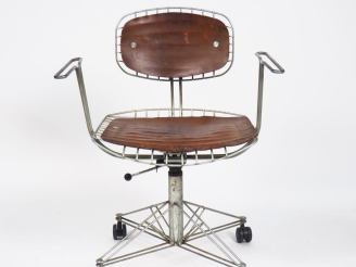 Vente aux enchères Michel CADESTIN. Chaise modèle "Dactylo" en treillis de fil d'acier él