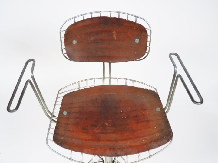 Michel CADESTIN. Chaise modèle "Dactylo" en treillis de fil d'acier él