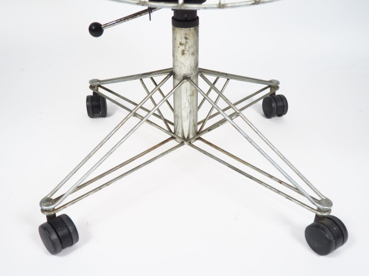 Michel CADESTIN. Chaise modèle "Dactylo" en treillis de fil d'acier él