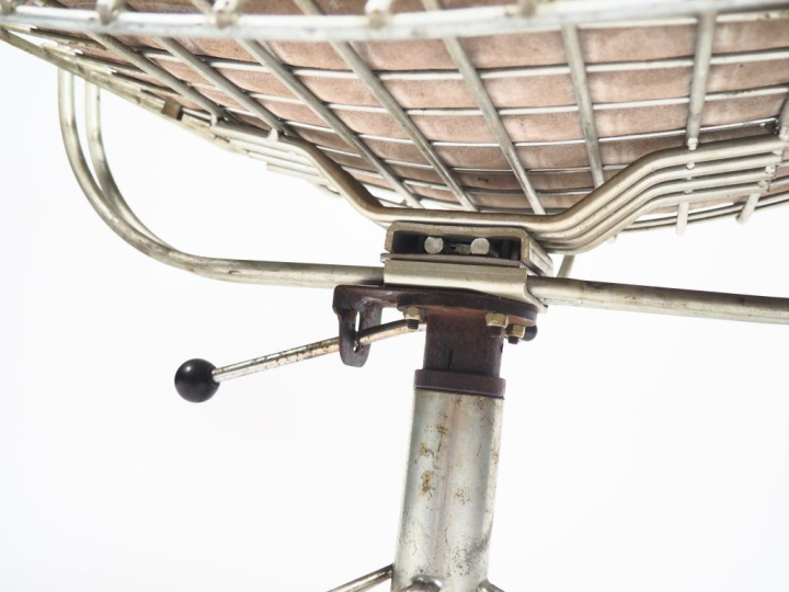 Michel CADESTIN. Chaise modèle "Dactylo" en treillis de fil d'acier él