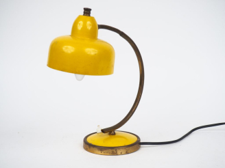 Vente aux enchères Lampe de bureau 1970 en métal laqué jaune et laiton. H. 28 cm