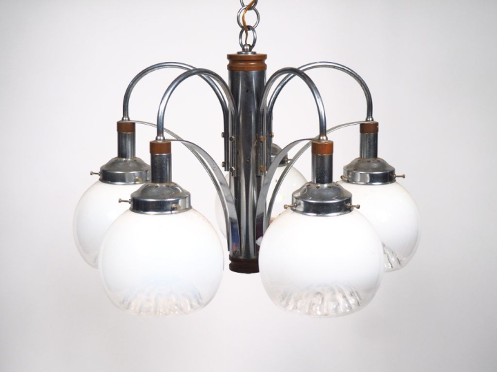 Suspension 1970 en métal chromé et verre opalin, éclairant à cinq lumi