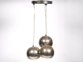 Vente aux enchères Suspension à 3 lumières en métal chromé.