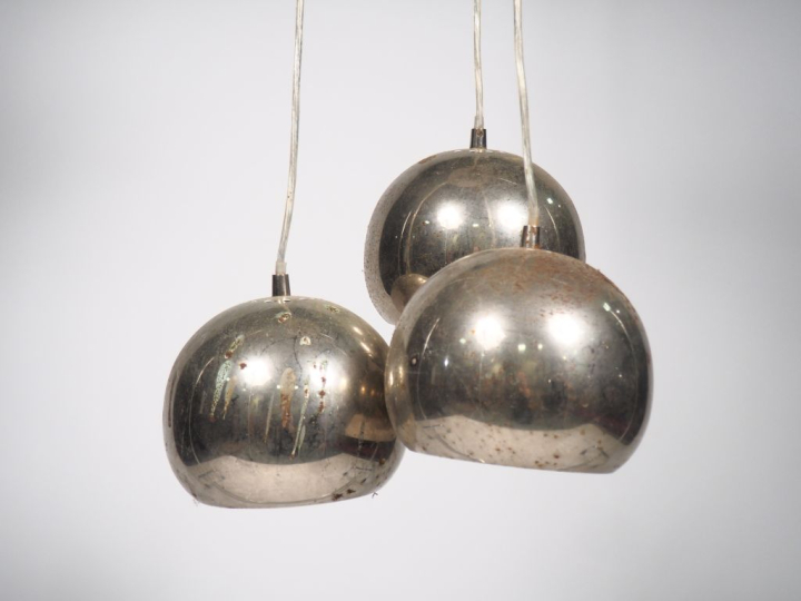 Suspension à 3 lumières en métal chromé.