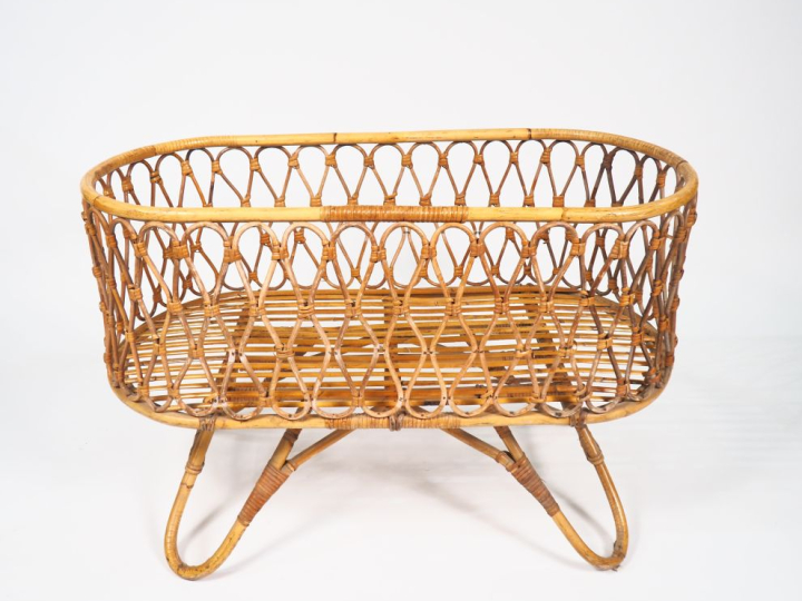 Berceau des années 70, en rotin avec ses accessoires.