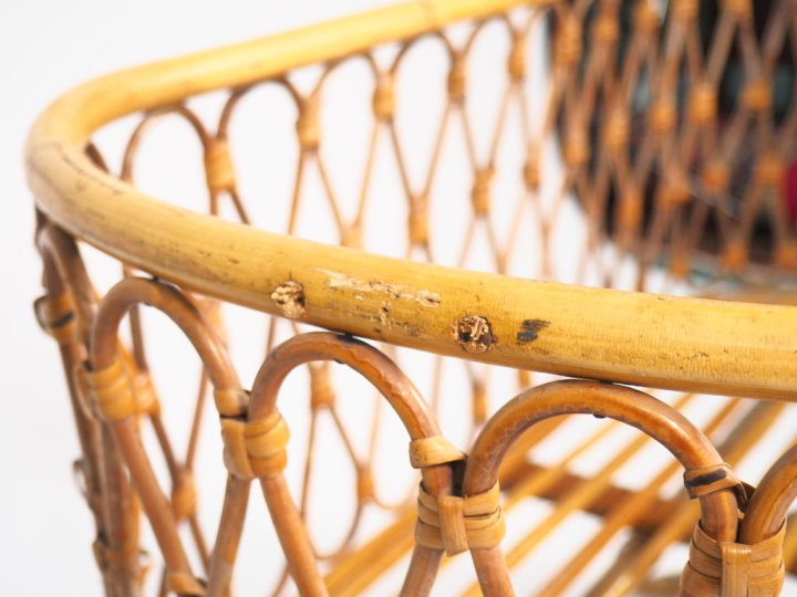 Berceau des années 70, en rotin avec ses accessoires.