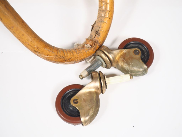 Berceau des années 70, en rotin avec ses accessoires.