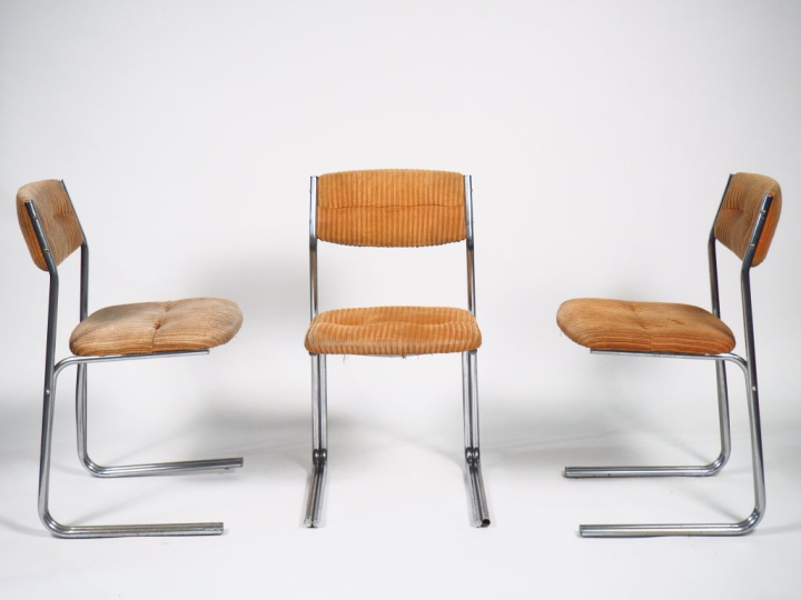 Trois chaises des années 70 en métal chromé garniture de velours côtel