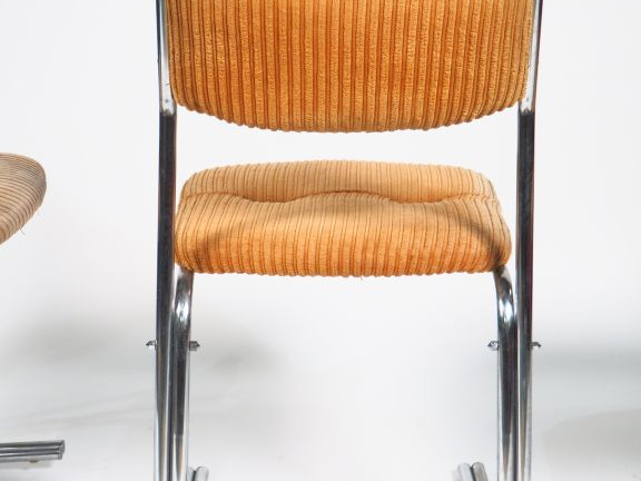 Trois chaises des années 70 en métal chromé garniture de velours côtel