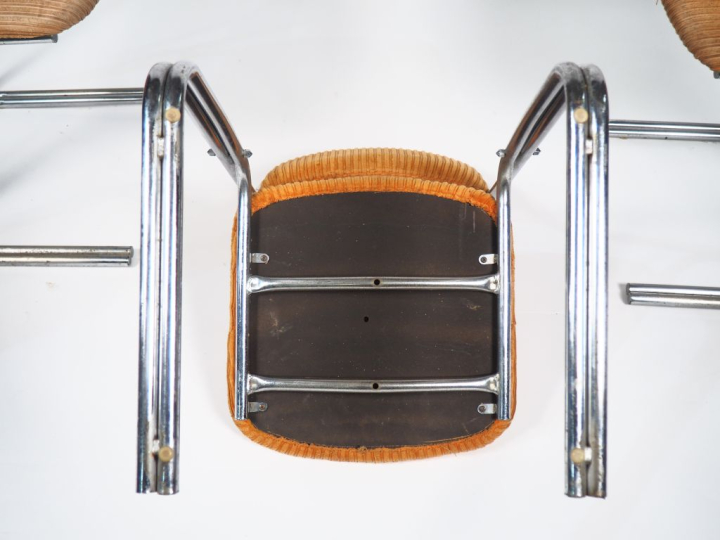 Trois chaises des années 70 en métal chromé garniture de velours côtel