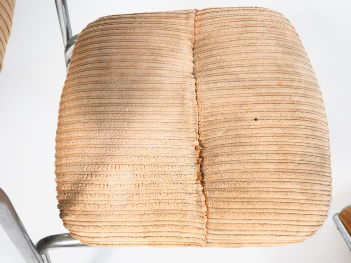 Trois chaises des années 70 en métal chromé garniture de velours côtel