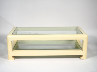 Vente aux enchères Peter GHYCZY. Table des années 70 en plastique blanc, deux plateaux en