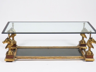 Vente aux enchères Table basse en verre et métal, piétement à décor de chevaux.  Dim. 40 