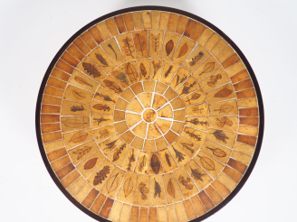 Vente aux enchères CAPRON.  Table basse circulaire plateau en céramique brune, à décor de