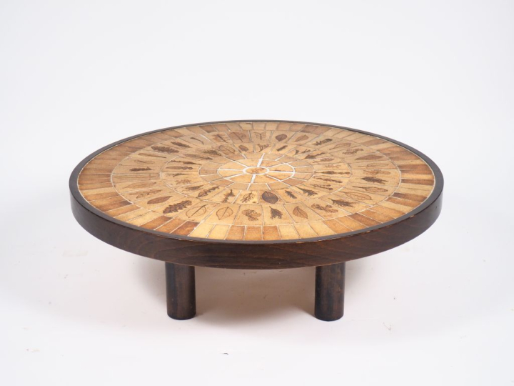 CAPRON.  Table basse circulaire plateau en céramique brune, à décor de